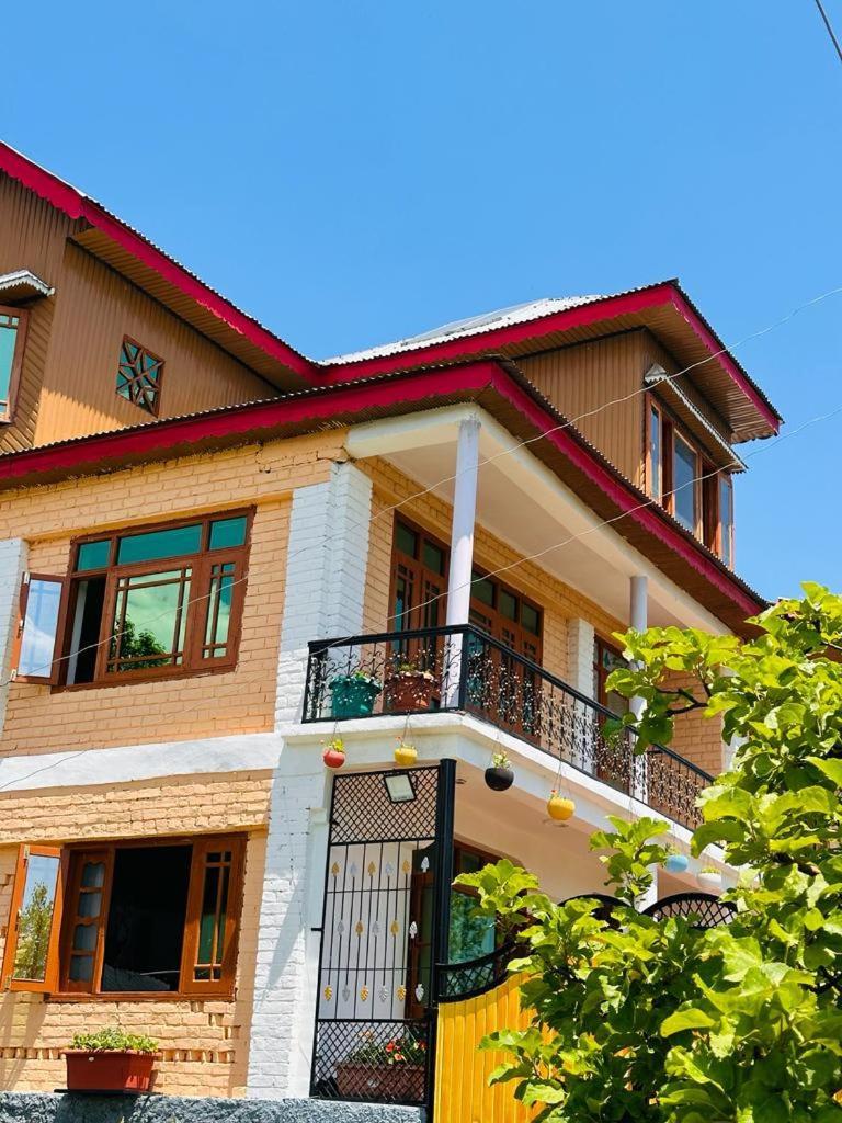 Sheen Homestay Гулмарг Екстериор снимка