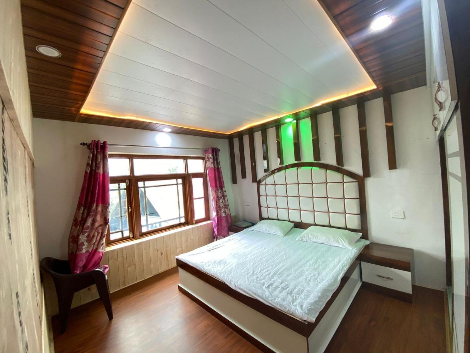 Sheen Homestay Гулмарг Екстериор снимка
