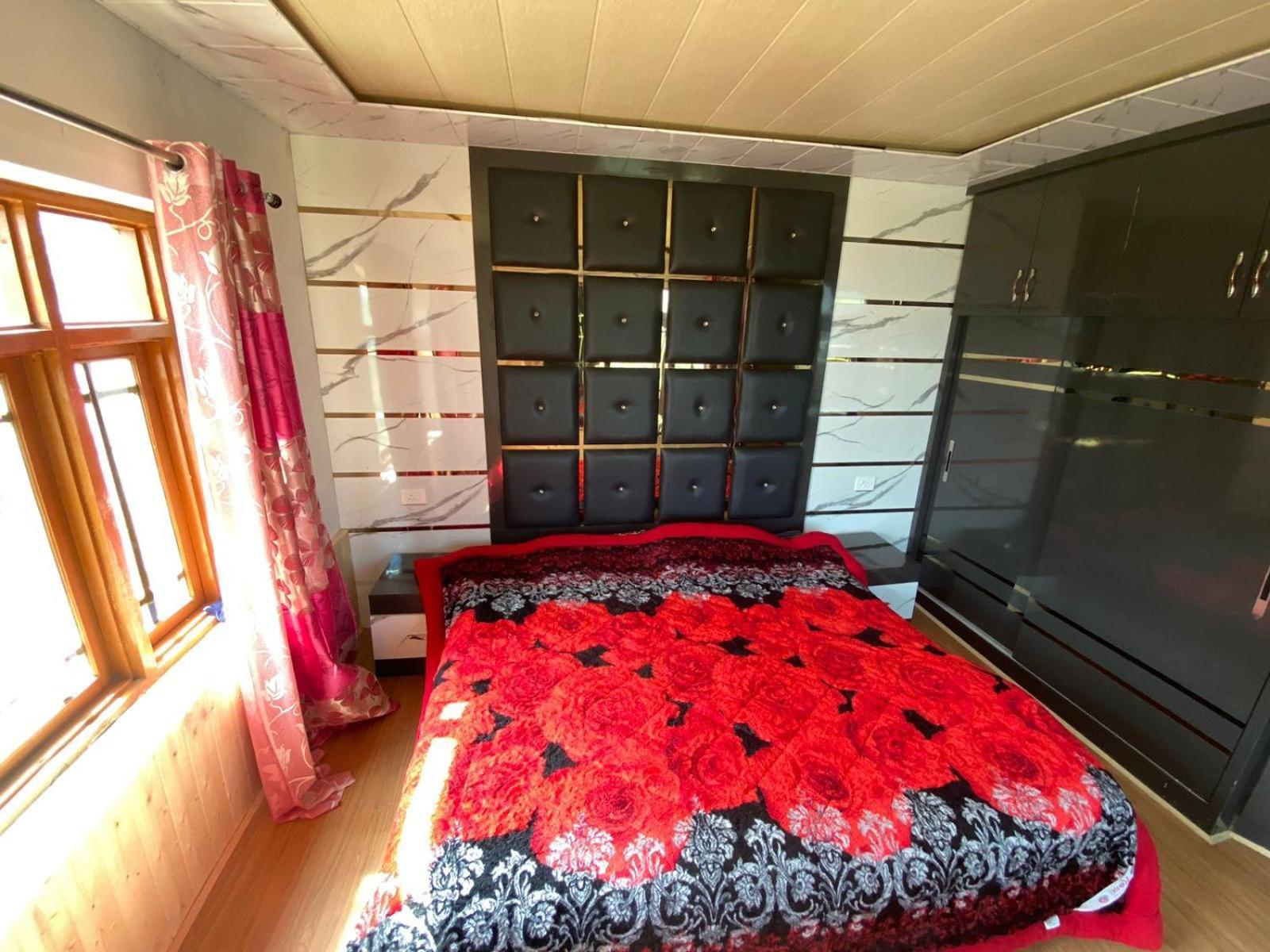 Sheen Homestay Гулмарг Екстериор снимка