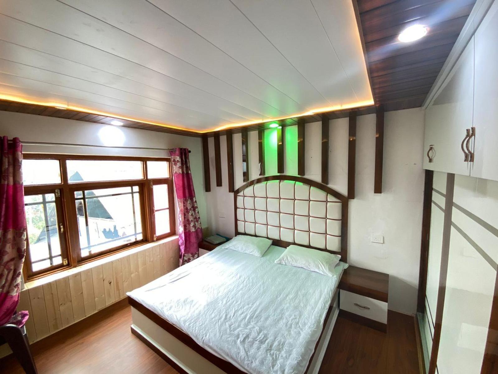 Sheen Homestay Гулмарг Екстериор снимка