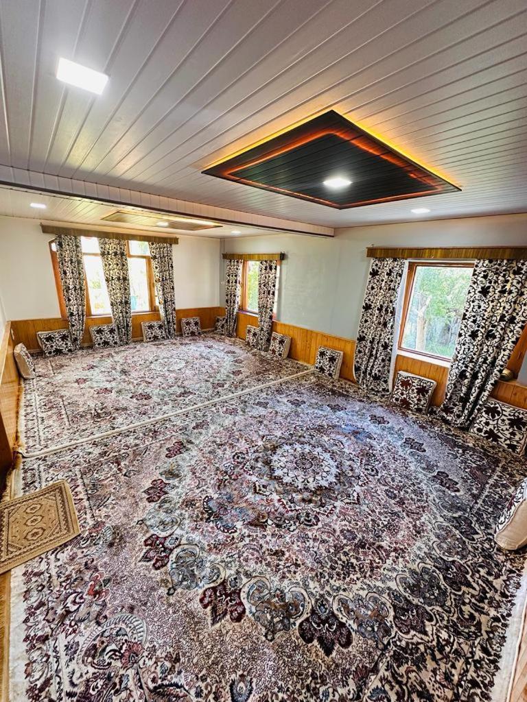 Sheen Homestay Гулмарг Екстериор снимка