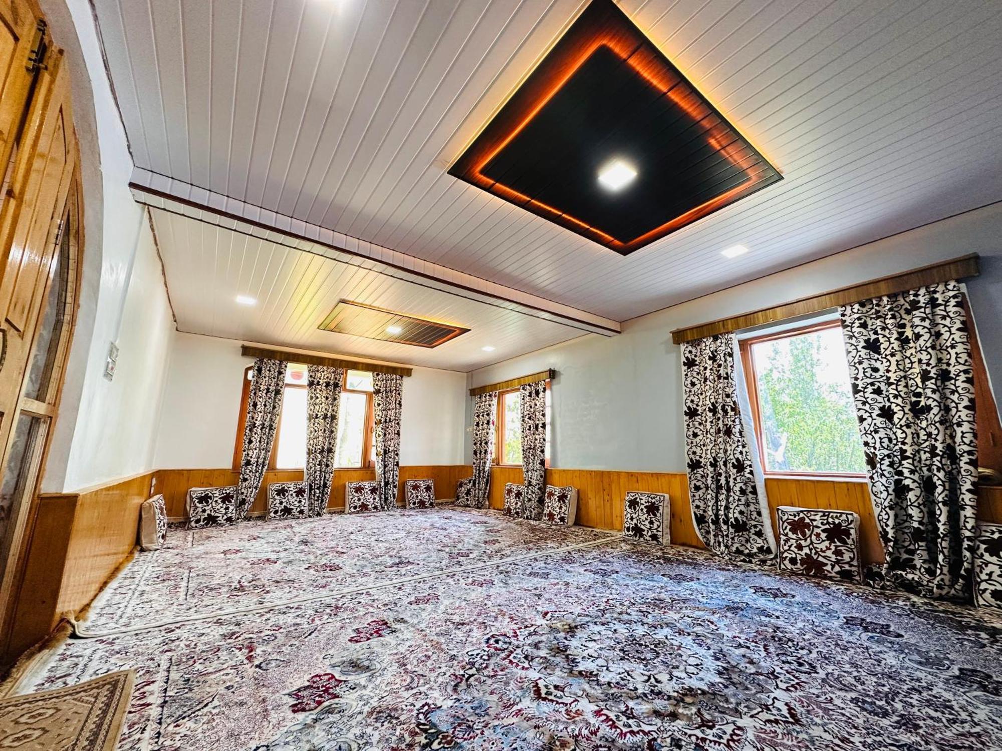 Sheen Homestay Гулмарг Екстериор снимка